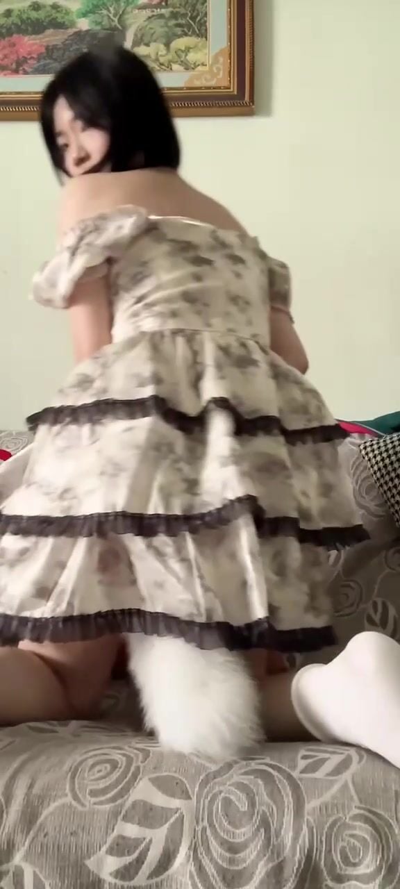 Em teen dâm loli bím múp cosplay đeo đuôi cáo vào lỗ đít chổng mông banh háng móc lồn